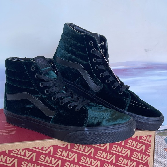 Vans WMNS Sk8-Hi Velvet Green/Black
VN0A4BVT203
Sneakers - Picture 4 of 16